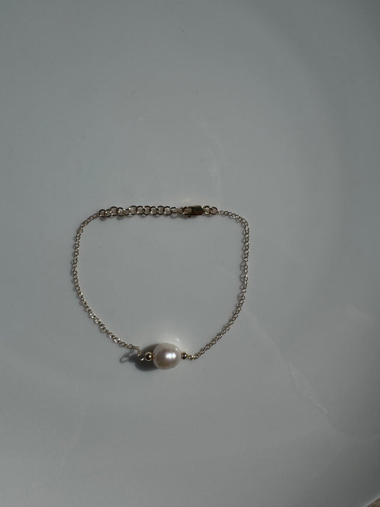 Simple Pearl Bracelet